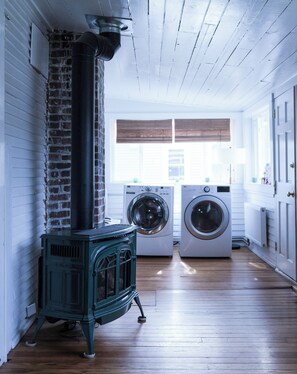 Interior - Perfect Woodstock Getaway! Lovely Riverside Home (Woodstock)