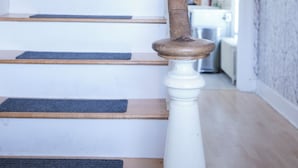 A staircase with wooden steps and a white balustrade. - Riverside Getaway! Minutes to Downtown Woodstock (Woodstock)