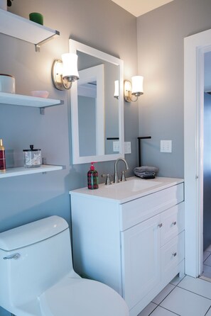 Dusch, hårtork, handdukar och tvål