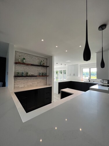 Newly renovated chalet with access to the water, 30 minutes from Montreal 