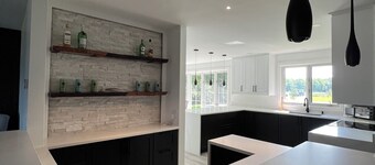 Newly renovated chalet with access to the water, 30 minutes from Montreal 