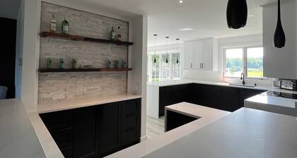 Newly renovated chalet with access to the water, 30 minutes from Montreal