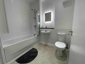 Handtücher, Shampoo, Toilettenpapier