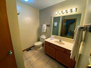 Secadora de cabello, toallas, papel de baño 