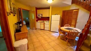 Micro-ondes, cafetiĂšre/bouilloire