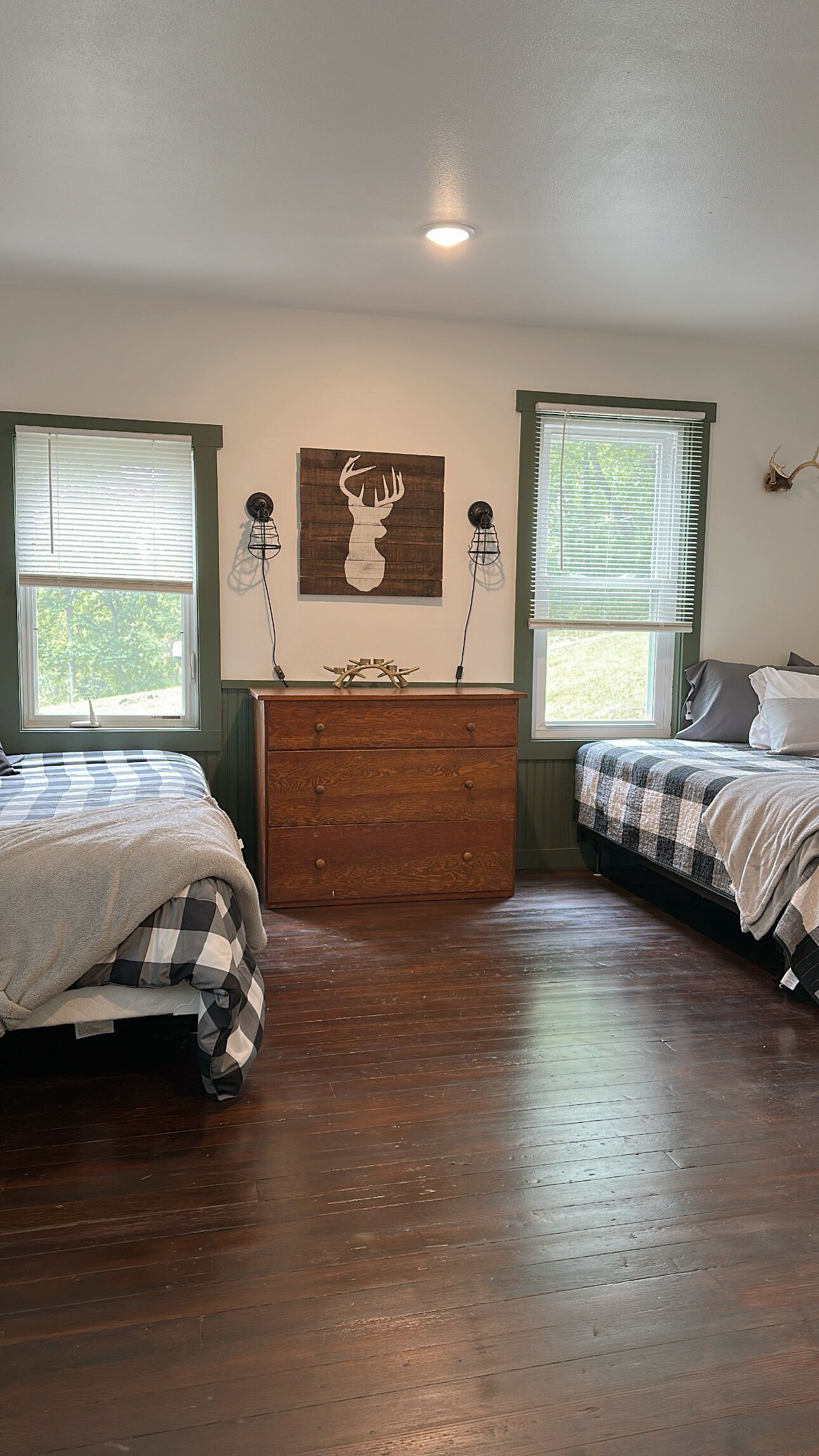 1 bedroom, desk, bed sheets