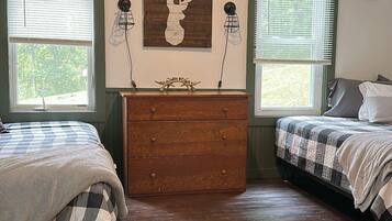 1 habitación, escritorio y ropa de cama