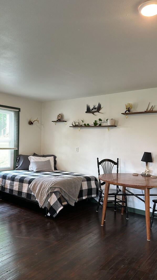 1 habitación, escritorio y ropa de cama 