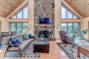 TV, fireplace, books - Quiet Waters LakeFront Escape (Preston County)