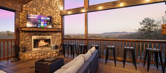 40% Off•10 Min to Downtown•OMG Views•Private•Hot Tub•Deck•Firepit•Game Room