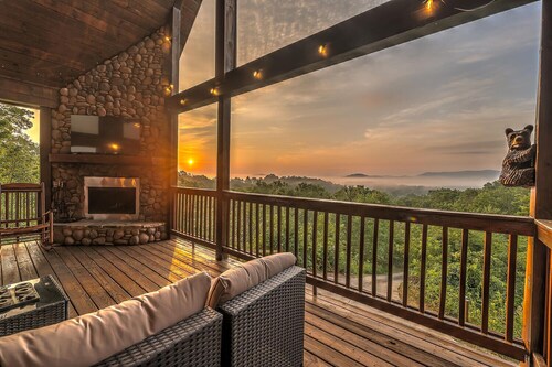 40% Off•10 Min to Downtown•OMG Views•Private•Hot Tub•Deck•Firepit•Game Room