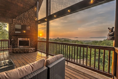 10% Off Member Deal•OMG Views•10 Min to Downtown•Private•Hot Tub•Deck•Firepit