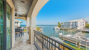 Casa, varias camas, acceso a la alberca, vista a la alberca | Vista desde la habitación