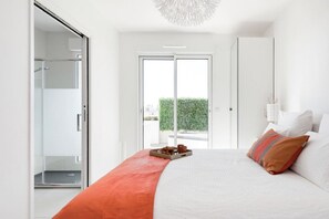 3 habitaciones, escritorio y tabla de planchar con plancha 