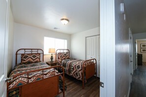 3 bedrooms, iron/ironing board, WiFi, bed sheets - 2-B The Grand County Condo (Moab)