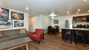 Eine moderne Wohnung mit Wohnzimmer, Essbereich und Küche.