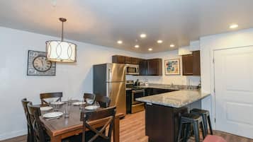 Een koelkast, een magnetron, een oven, een kookplaat