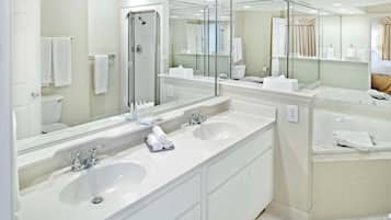 Sèche-cheveux, bidet, serviettes fournies, savon