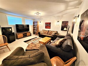 Smart TV, chimenea, videojuegos, reproductor de DVD