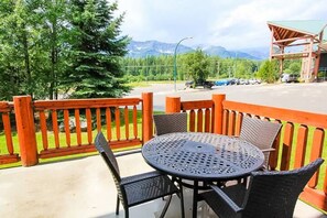 Outdoor dining - 6 BDR | 360 Views ! | A/C | Sauna (Fernie)