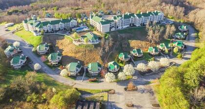 Pigeon Forge | Cozy Smoky Weekend | Pool + Hot Tub