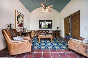 Televisión, chimenea y oficina 