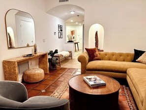 Televisión, chimenea y oficina 