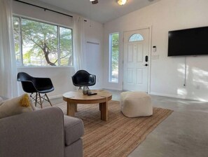 Interior - Floating Bed in Joshua Tree - Unplug and Unwind (Joshua Tree)