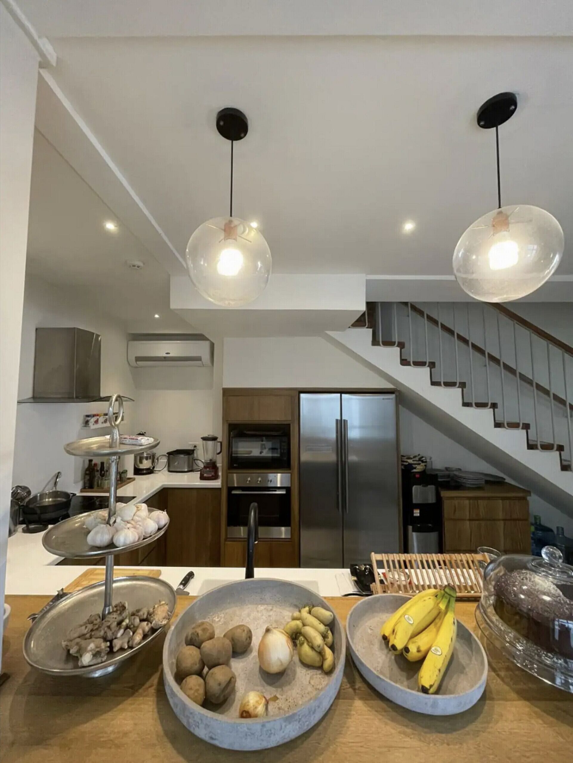 Refrigerador, microondas, horno y cafetera y tetera 