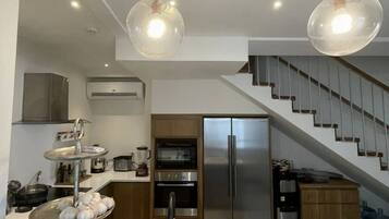 Refrigerador, microondas, horno y cafetera y tetera