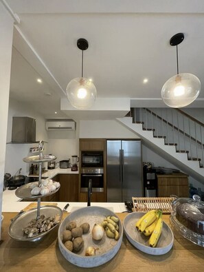 Refrigerador, microondas, horno y cafetera y tetera 