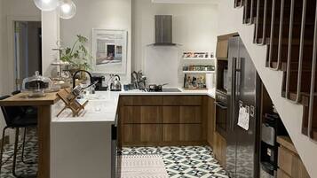 Refrigerador, microondas, horno y cafetera y tetera