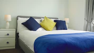 1 dormitorio, tabla de planchar con plancha, wifi y ropa de cama