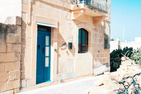 Außendetails. Secluded farmhouse located in an alley which leads to fields very quiet location
