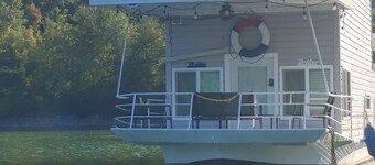 
Beautiful Houseboat home
