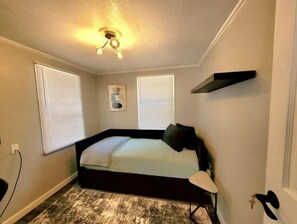 2 Schlafzimmer, Zimmersafe, Schreibtisch, Bügeleisen/Bügelbrett