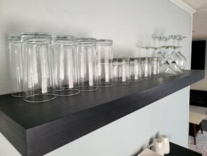 Haartrockner, Handtücher, Seife, Toilettenpapier