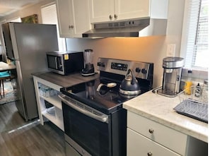 Fridge, microwave, oven, stovetop - The Little Blue Abode (Pensacola)