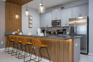 冰箱、微波炉、烤箱、炉灶