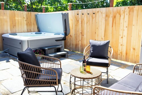 Romantic Guest Suite- Private Hot Tub, Full Kitchen, King Bed, No Pets.