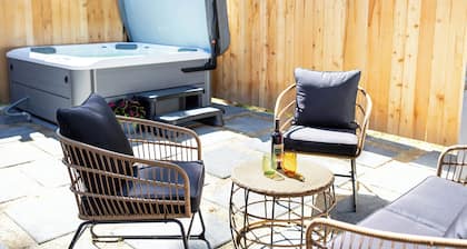 Romantic Guest Suite- Private Hot Tub, Full Kitchen, King Bed, No Pets.