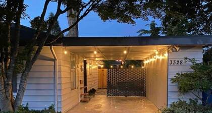 Romantic Guest Suite- Private Hot Tub, Full Kitchen, King Bed, No Pets.