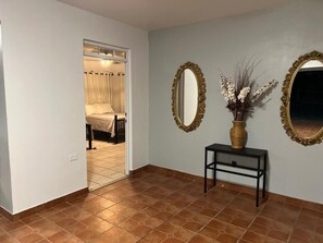 1 غرفة نوم ومكواة/لوح كي وواي فاي مجانًا وملاءات أسرّة