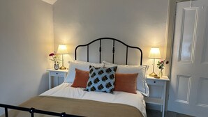Deluxe Double Room | Egyptian cotton sheets, premium bedding, blackout drapes - The Victoria Hotel (Berwick-upon-Tweed)