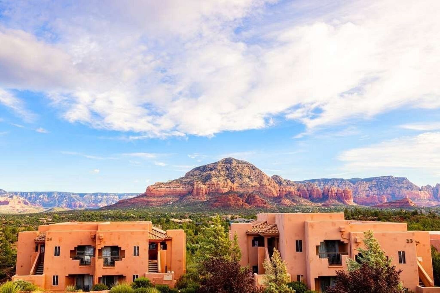 Un hôtel avec vue sur une chaîne de montagnes.