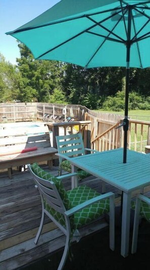 Outdoor dining - Relaxing 3bdm/2 bth. Summer Private outside pool (Burlington)