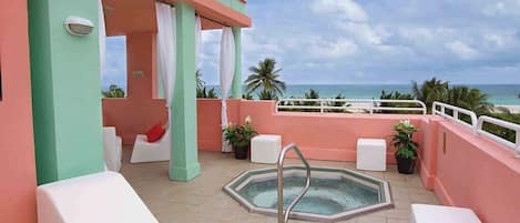 Outdoor spa tub