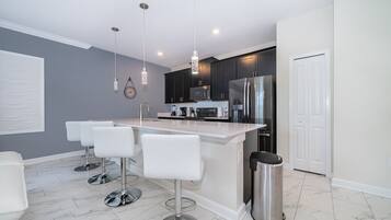 Réfrigérateur, micro-ondes, four, lave-vaisselle