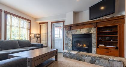 Newly Renovated 2 Bedroom Ski In / Out l Sleeps 5 Adults