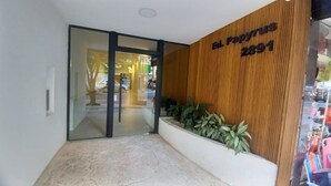 Zona de recepción con pared de madera que muestra el nombre 'El Papyrus 2891'.